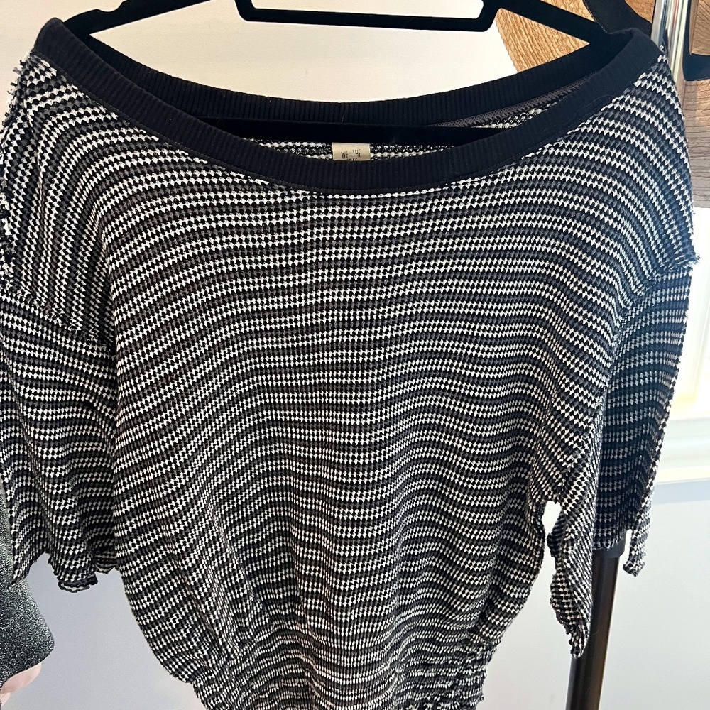 Off the shoulder knitted crop tshirt